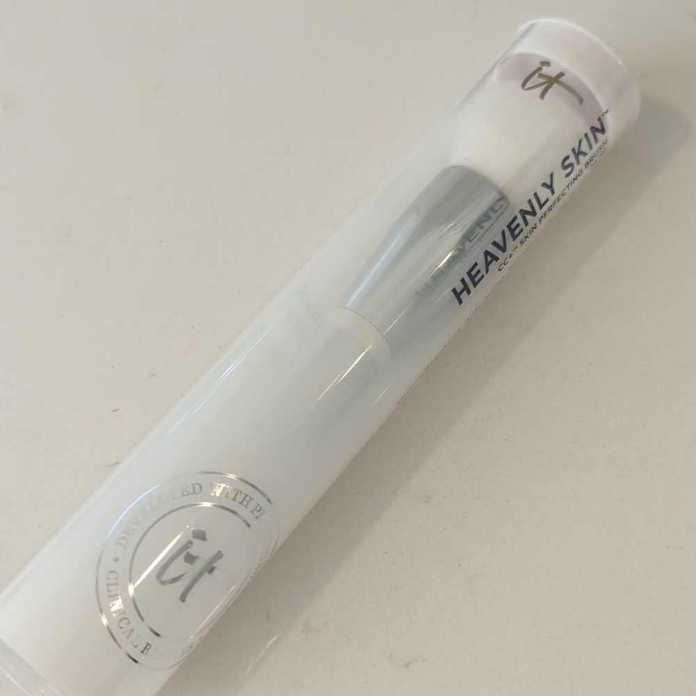 It cosmetics Heavenly Skin Brush no. 702